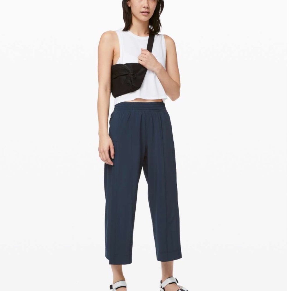 Lululemon Wanderer Culotte Pants in True Navy size 4